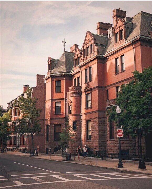 17 Gloucester St in Boston, MA - Building Photo