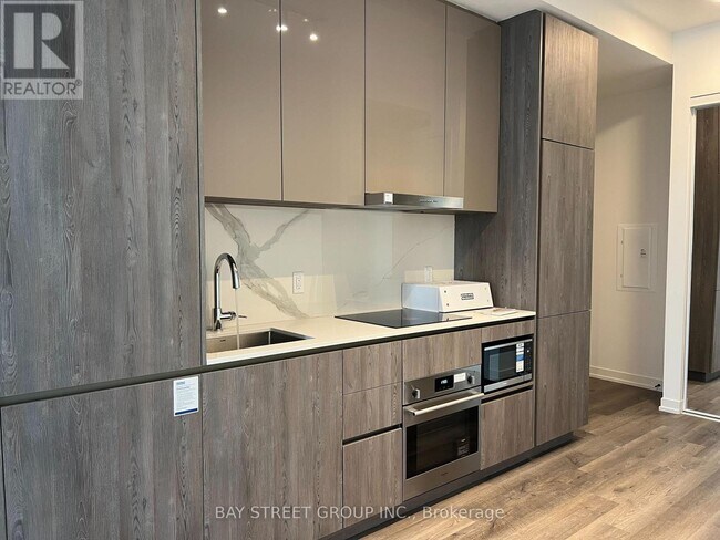 8 Interchange Wy in Vaughan, ON - Building Photo - Building Photo