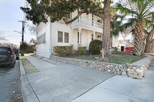 822 E Carson St in San Antonio, TX - Building Photo