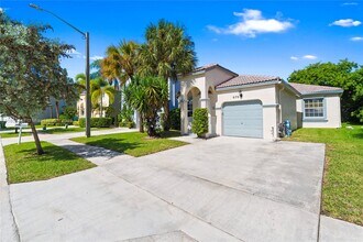 670 NW 154th Ave in Pembroke Pines, FL - Building Photo - Building Photo