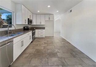 9670 Summerville St in Las Vegas, NV - Foto de edificio - Building Photo