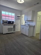 448 E 40th St, Unit Efficiency in Hialeah, FL - Building Photo - Building Photo