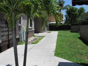 2925 W 80th St, Unit apt 112 in Hialeah, FL - Building Photo - Building Photo