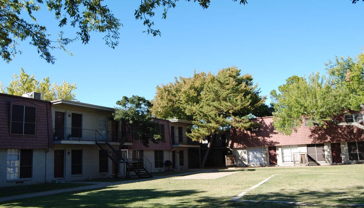 Spanish Court Apartments in Mesquite, TX - Building Photo