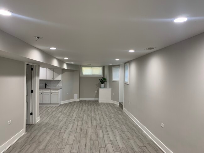 2742 W Polk St, Unit G in Chicago, IL - Building Photo - Building Photo