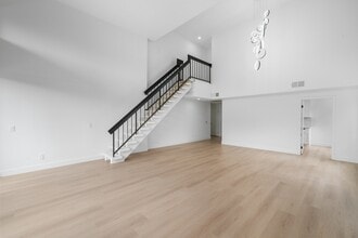 10511 Ashton Ave in Los Angeles, CA - Foto de edificio - Building Photo