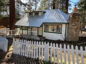 2585 Elwood Ave in South Lake Tahoe, CA - Building Photo