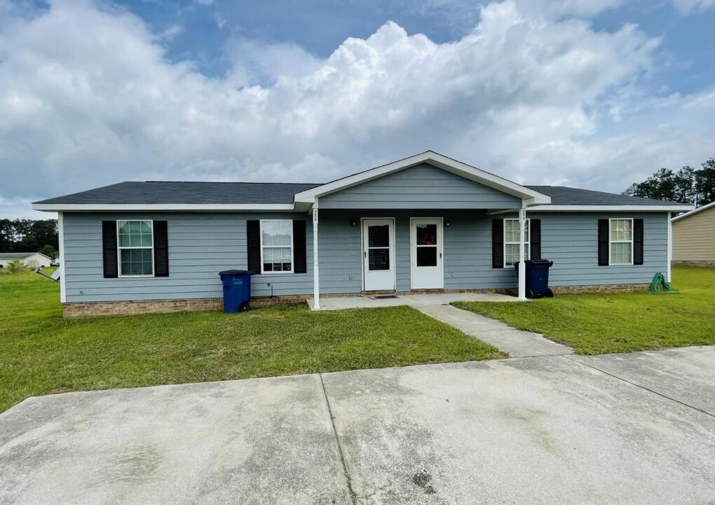 158 Centipede Ln in Raeford, NC - Building Photo