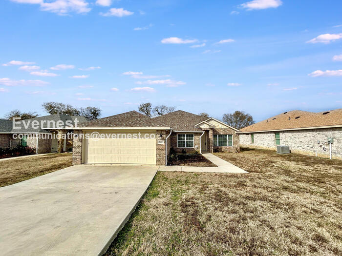 1413 Avenue A in Grand Prairie, TX - Building Photo