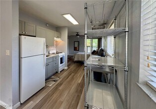 8061 Country Rd in Ft. Myers, FL - Building Photo - Building Photo