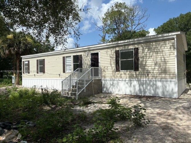 property at 720 N Riverside St