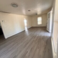 1215 S Farmer Ave in Tempe, AZ - Foto de edificio - Building Photo