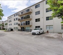 5501 NW 7th St in Miami, FL - Building Photo - Building Photo