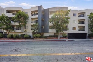 1037 N Vista St in West Hollywood, CA - Building Photo