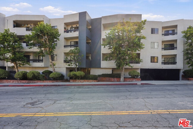 property at 1037 N Vista St