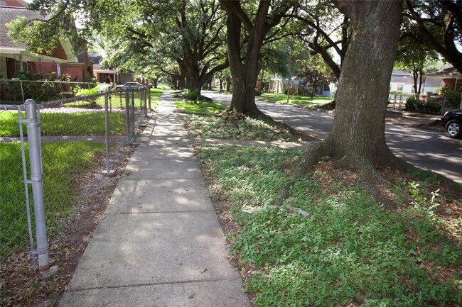 4321 Clay St in Houston, TX - Building Photo - Building Photo