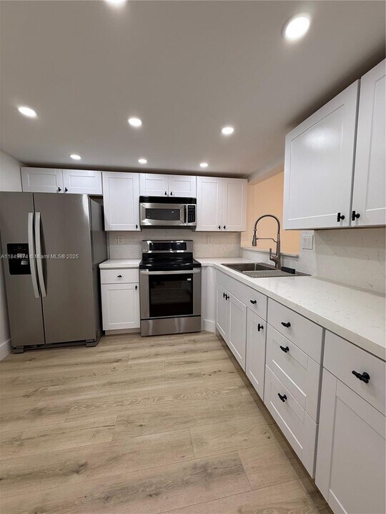 7950 W McNab Rd in Tamarac, FL - Building Photo