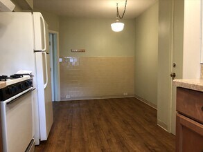 11 Crescent Sq, Unit #3 in Newton, MA - Foto de edificio - Building Photo
