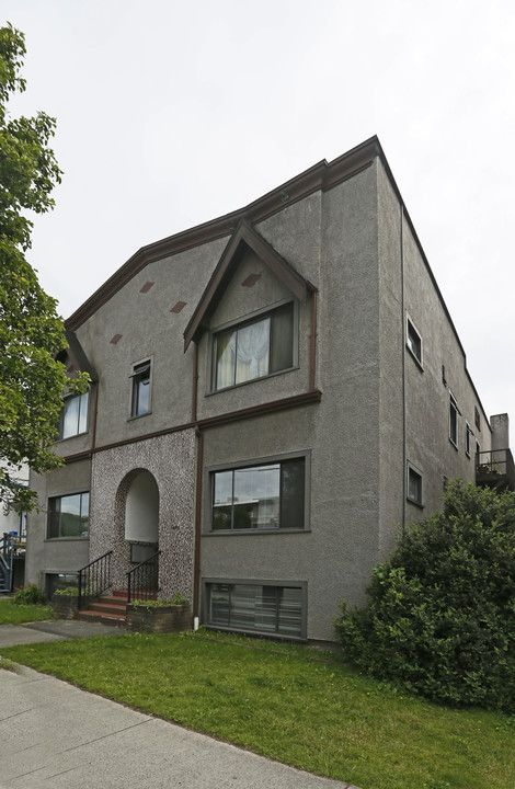 2466 W Broadway in Vancouver, BC - Building Photo