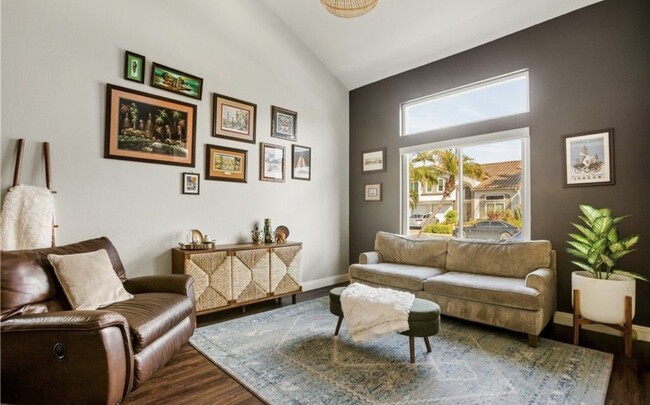 26581 Domingo Dr in Mission Viejo, CA - Foto de edificio - Building Photo