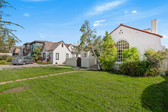 206 N Elm Dr in Beverly Hills, CA - Building Photo - Building Photo