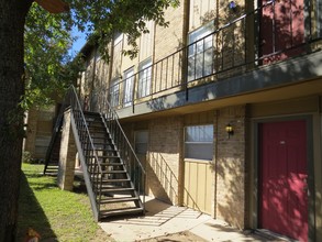 Landmark Apartments in Seguin, TX - Foto de edificio - Building Photo