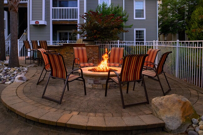 Columbus Station Apartments at Town Center in Virginia Beach, VA - Foto de edificio - Building Photo