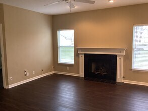 18690 Round Lake Rd in Noblesville, IN - Foto de edificio - Building Photo