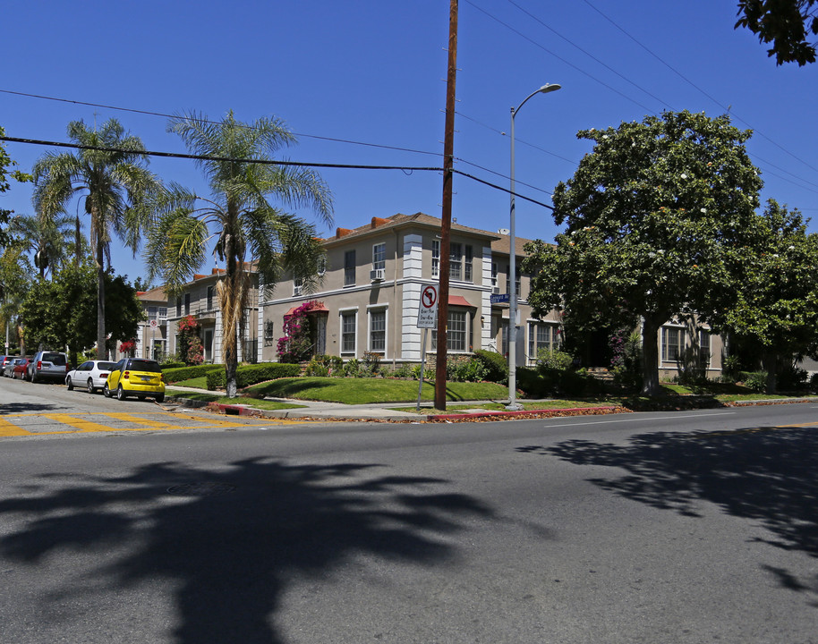 711 S Wilton Pl in Los Angeles, CA - Foto de edificio