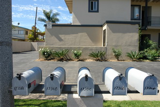 1730 Santa Ana Ave in Costa Mesa, CA - Foto de edificio - Building Photo