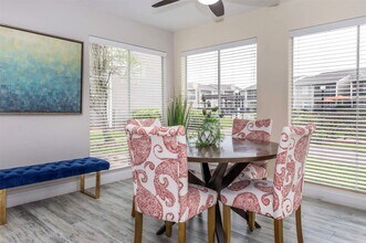 201 Dixie Dr in Clute, TX - Building Photo - Building Photo