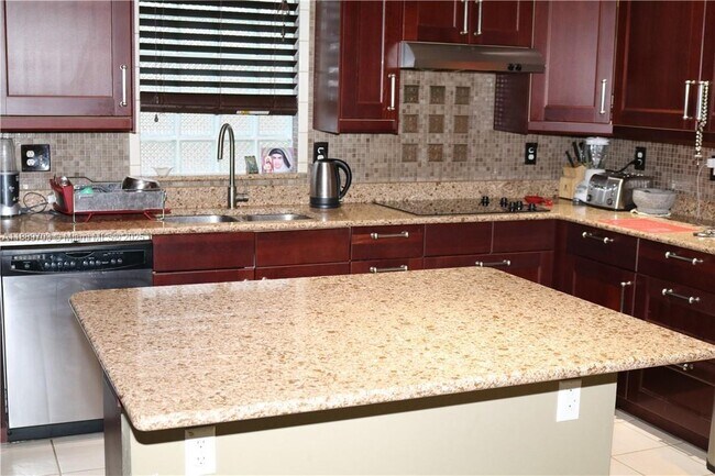 12341 SW 1st St in Coral Springs, FL - Foto de edificio - Building Photo