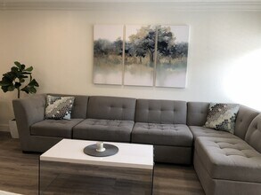 355 N Maple St, Unit 227 in Burbank, CA - Foto de edificio - Building Photo