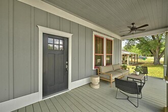 1200 Woodlawn St in Lockhart, TX - Building Photo - Building Photo