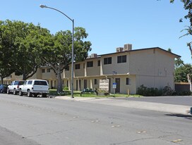 El Casa Verde I, II in Modesto, CA - Building Photo