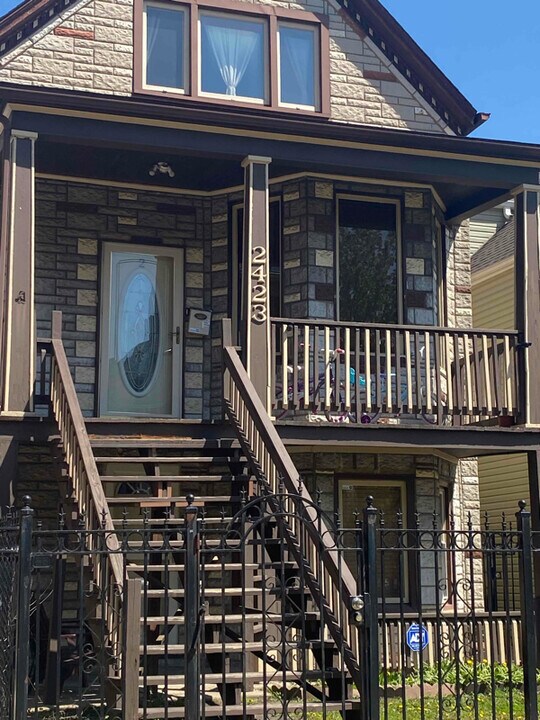 2423 N Lawndale Ave in Chicago, IL - Building Photo