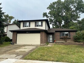 6819 Prairieview Ave in Woodridge, IL - Building Photo