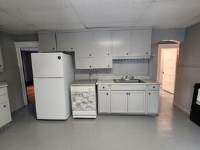 201 Montgomery St, Unit 1st floor w/in-unit laundry! in Chicopee, MA - Building Photo - Building Photo