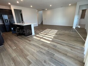 3102 Barnowl Wy in Manteca, CA - Foto de edificio - Building Photo