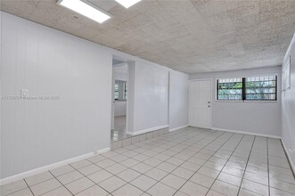 319 NE 171 St in North Miami Beach, FL - Foto de edificio - Building Photo