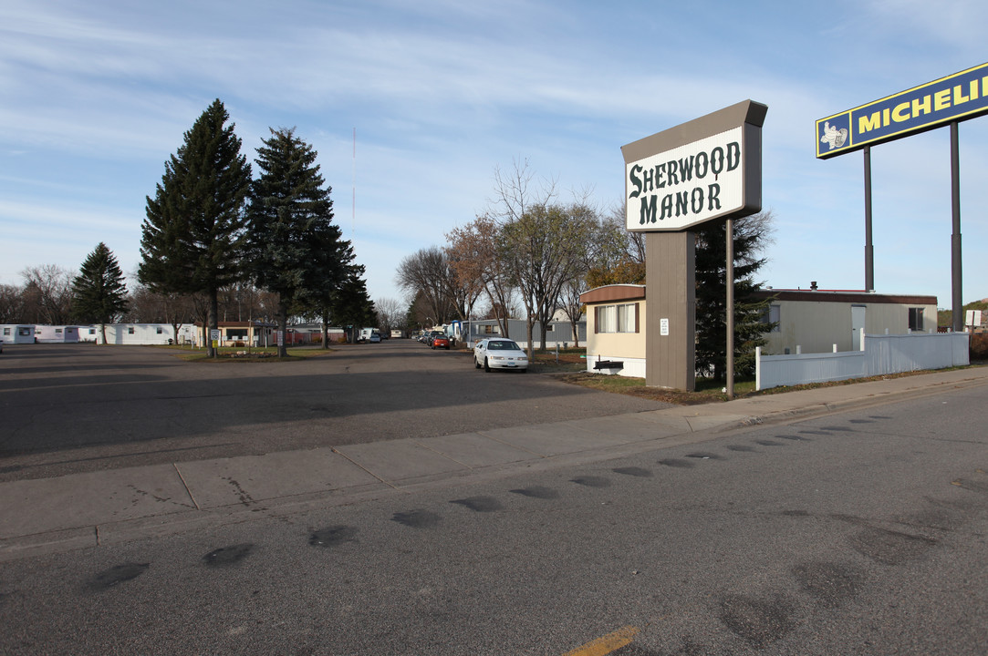 555 Highway 10 in St. Cloud, MN - Building Photo