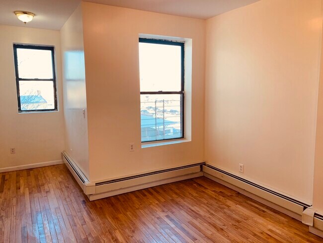 450 GRAND St, Unit 3 in Jersey City, NJ - Building Photo - Building Photo