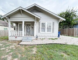 1407 N Preston St in Ennis, TX - Building Photo