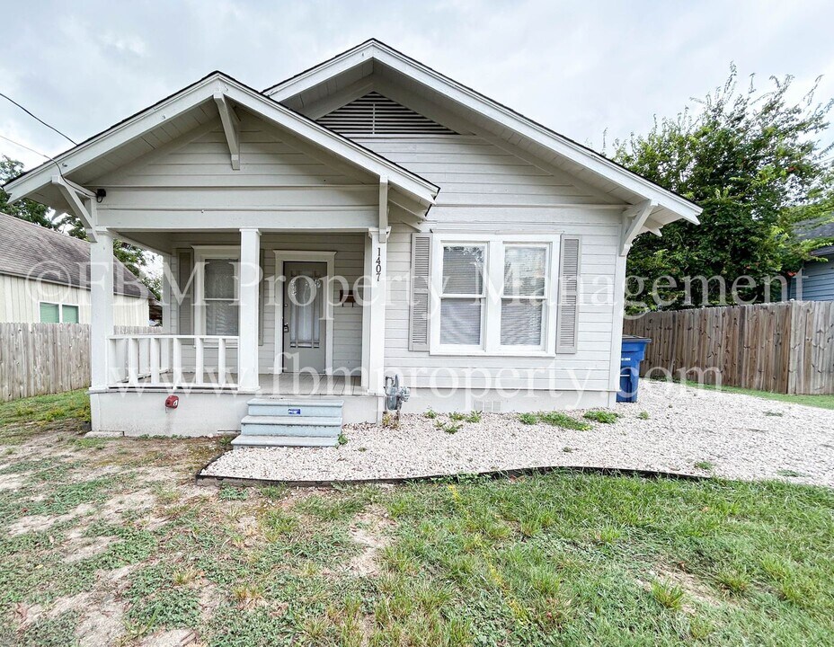 1407 N Preston St in Ennis, TX - Building Photo