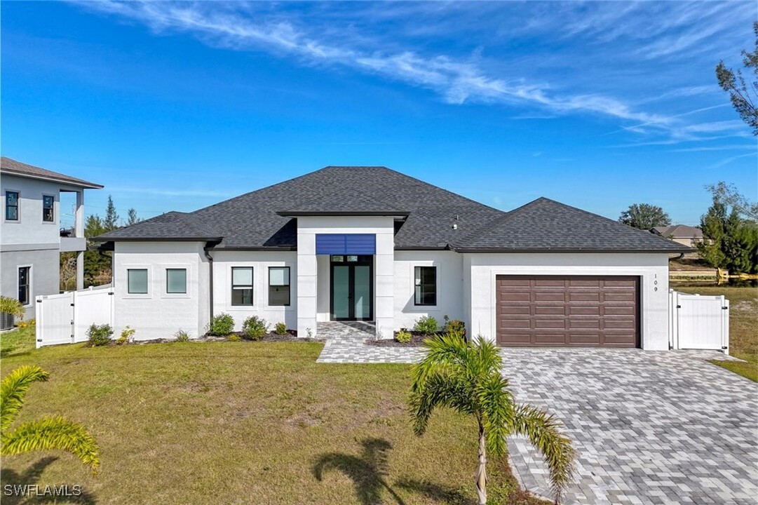 109 NE 8th Terrace in Cape Coral, FL - Foto de edificio
