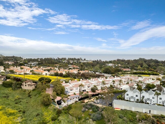 6435 Zumirez Dr in Malibu, CA - Building Photo - Building Photo