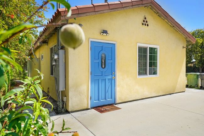 20751 Parthenia St in Winnetka, CA - Building Photo - Building Photo