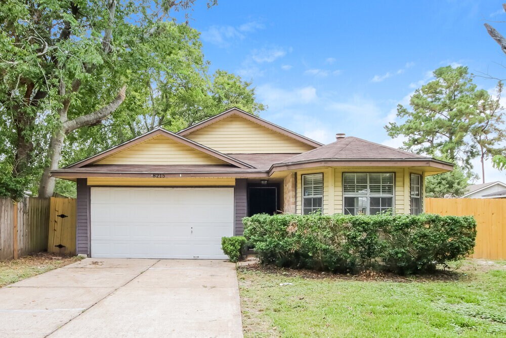 8215 Eastern Bluebird Dr in Humble, TX - Building Photo