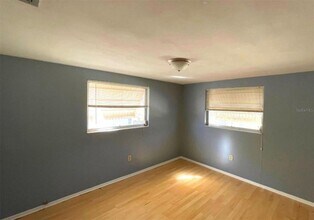 7335 Ashwood Dr in Port Richey, FL - Building Photo - Building Photo