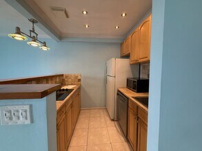 467 Golden Isles Dr, Unit 207 in Hallandale Beach, FL - Building Photo - Building Photo
